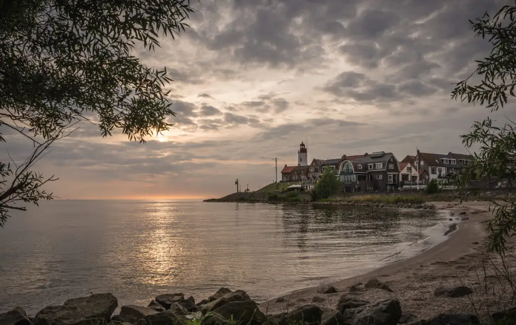 De vuurtoren van Urk in de avond, op een rustige zomerdag, gezien vanaf het strand.